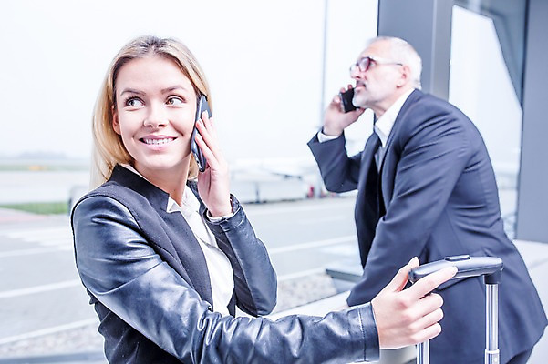 포토 JPG 서양인 응시 여자 노년 남자 실내 웃음 상반신 성인 두명 옆모습 아웃포커스 스마트폰 캐리어 비즈니스맨 비즈니스우먼 공항 동료 출장 통화 공항라운지 성인만 국내포토 외국인 시선 뷰포인트 비즈니스 관계 교통시설 모션 촬영기법 표정 사람 내부 핸드폰 스마트기기 여행가방 직장인 라운지 파일형식