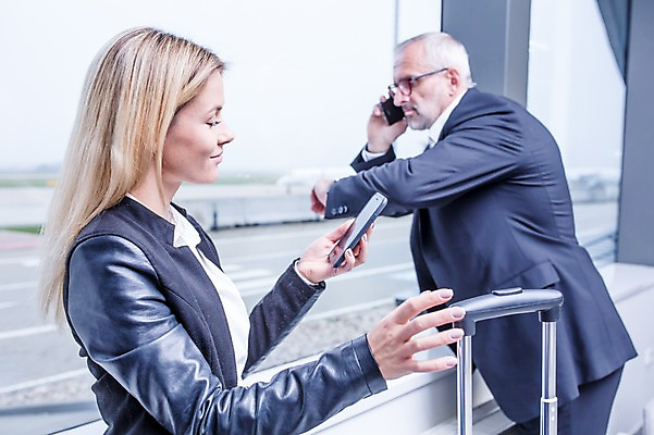 포토 JPG 서양인 여자 노년 남자 실내 상반신 성인 두명 옆모습 아웃포커스 스마트폰 캐리어 비즈니스맨 비즈니스우먼 공항 동료 출장 통화 공항라운지 성인만 국내포토 외국인 뷰포인트 비즈니스 관계 교통시설 모션 촬영기법 사람 내부 핸드폰 스마트기기 여행가방 직장인 라운지 파일형식