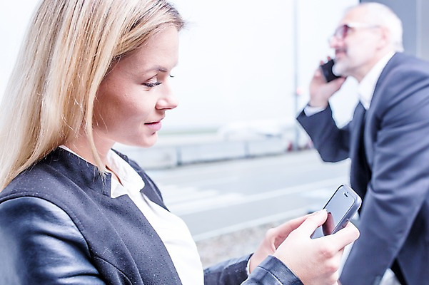 포토 JPG 서양인 여자 노년 남자 실내 상반신 성인 두명 옆모습 아웃포커스 스마트폰 비즈니스맨 비즈니스우먼 공항 동료 출장 통화 공항라운지 성인만 국내포토 외국인 뷰포인트 비즈니스 관계 교통시설 모션 촬영기법 사람 내부 핸드폰 스마트기기 직장인 라운지 파일형식