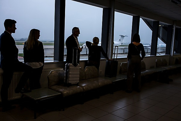 포토 JPG 서양인 여자 노년 남자 실루엣 의자 창문 비행기 실내 여러명 성인 뒷모습 캐리어 비즈니스맨 비즈니스우먼 공항 동료 출장 공항라운지 성인만 국내포토 외국인 뷰포인트 가구 다수 비즈니스 관계 항공교통 교통시설 대중교통 촬영기법 사람 내부 여행가방 직장인 라운지 파일형식