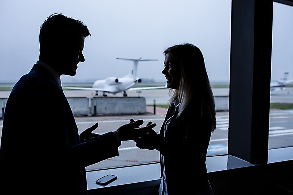 포토 JPG 서양인 여자 남자 실루엣 창문 비행기 실내 웃음 상반신 성인 두명 옆모습 스마트폰 마주보기 비즈니스맨 비즈니스우먼 공항 동료 출장 공항라운지 성인만 국내포토 외국인 뷰포인트 비즈니스 관계 항공교통 교통시설 모션 대중교통 촬영기법 표정 사람 내부 핸드폰 스마트기기 직장인 라운지 파일형식