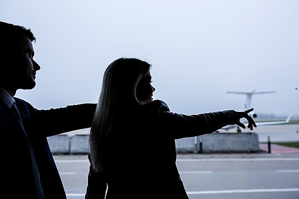 포토 JPG 서양인 여자 남자 실루엣 창문 비행기 실내 상반신 성인 두명 뒷모습 가리킴 비즈니스맨 비즈니스우먼 공항 동료 출장 공항라운지 성인만 국내포토 외국인 뷰포인트 비즈니스 관계 항공교통 교통시설 대중교통 촬영기법 사람 손짓 내부 직장인 라운지 파일형식