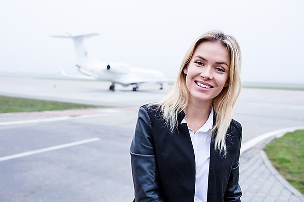 포토 JPG 주간 서양인 여자 비행기 한명 웃음 상반신 성인 야외 앞모습 아웃포커스 비즈니스우먼 공항 출장 성인여자한명만 국내포토 자연요소 외국인 1 뷰포인트 비즈니스 항공교통 교통시설 대중교통 촬영기법 표정 사람 직장인 여자한명만 성인여자만 파일형식