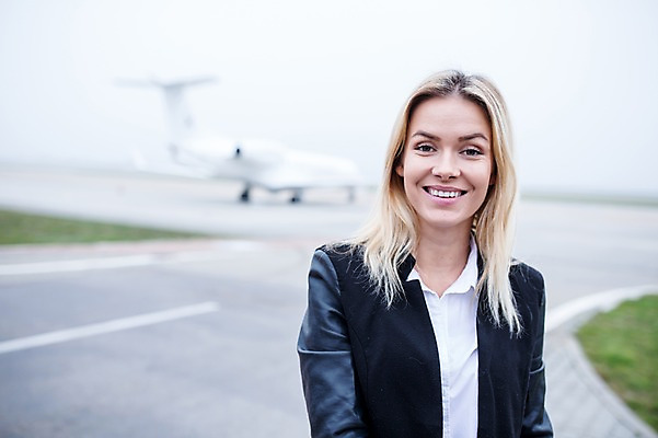 포토 JPG 주간 서양인 여자 비행기 한명 웃음 상반신 성인 야외 앞모습 아웃포커스 비즈니스우먼 공항 출장 성인여자한명만 국내포토 자연요소 외국인 1 뷰포인트 비즈니스 항공교통 교통시설 대중교통 촬영기법 표정 사람 직장인 여자한명만 성인여자만 파일형식