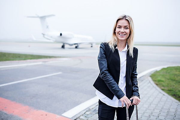 포토 JPG 주간 서양인 여자 비행기 한명 웃음 상반신 성인 야외 앞모습 아웃포커스 캐리어 비즈니스우먼 공항 출장 성인여자한명만 국내포토 자연요소 외국인 1 뷰포인트 비즈니스 항공교통 교통시설 대중교통 촬영기법 표정 사람 여행가방 직장인 여자한명만 성인여자만 파일형식