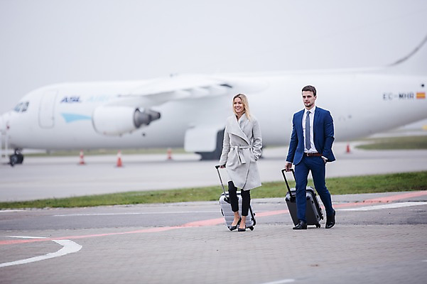 포토 JPG 주간 전신 서양인 여자 남자 비행기 성인 야외 두명 앞모습 아웃포커스 걷기 캐리어 비즈니스맨 비즈니스우먼 공항 동료 출장 성인만 국내포토 자연요소 외국인 뷰포인트 비즈니스 관계 항공교통 교통시설 모션 대중교통 촬영기법 사람 여행가방 직장인 파일형식