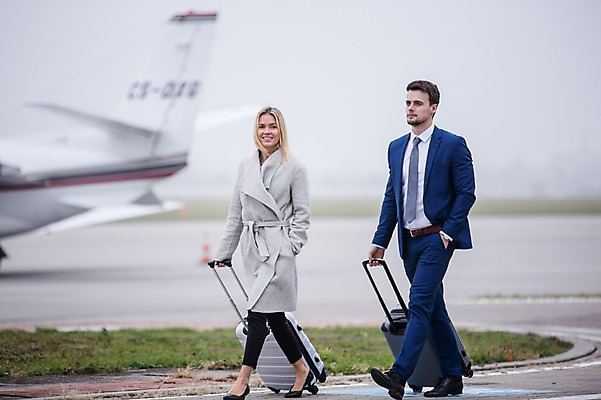 포토 JPG 주간 전신 서양인 여자 남자 비행기 성인 야외 두명 앞모습 아웃포커스 걷기 캐리어 비즈니스맨 비즈니스우먼 공항 동료 출장 성인만 국내포토 자연요소 외국인 뷰포인트 비즈니스 관계 항공교통 교통시설 모션 대중교통 촬영기법 사람 여행가방 직장인 파일형식