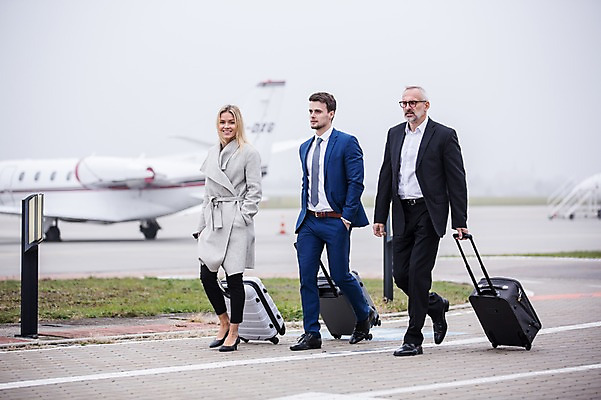 포토 JPG 주간 전신 서양인 여자 노년 남자 비행기 성인 야외 앞모습 아웃포커스 세명 걷기 캐리어 비즈니스맨 비즈니스우먼 공항 동료 출장 성인만 국내포토 자연요소 외국인 뷰포인트 비즈니스 관계 항공교통 교통시설 모션 대중교통 촬영기법 사람 여행가방 직장인 파일형식