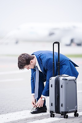 포토 JPG 주간 서양인 남자 비행기 한명 앉기 성인 야외 앞모습 아웃포커스 캐리어 비즈니스맨 공항 출장 신발끈묶기 성인남자한명만 국내포토 자연요소 외국인 1 뷰포인트 비즈니스 항공교통 교통시설 모션 대중교통 촬영기법 사람 여행가방 직장인 묶기 신발끈 남자한명만 성인남자만 파일형식