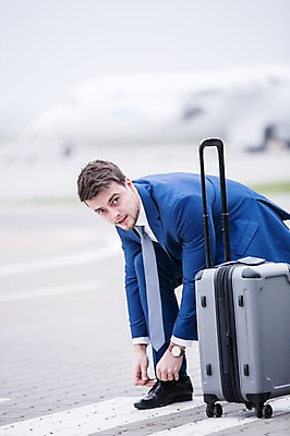 포토 JPG 주간 서양인 남자 비행기 한명 앉기 성인 야외 앞모습 아웃포커스 캐리어 비즈니스맨 공항 출장 신발끈묶기 성인남자한명만 국내포토 자연요소 외국인 1 뷰포인트 비즈니스 항공교통 교통시설 모션 대중교통 촬영기법 사람 여행가방 직장인 묶기 신발끈 남자한명만 성인남자만 파일형식