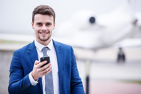 포토 JPG 주간 서양인 남자 비행기 한명 웃음 상반신 성인 야외 앞모습 아웃포커스 스마트폰 비즈니스맨 공항 출장 성인남자한명만 국내포토 자연요소 외국인 1 뷰포인트 비즈니스 항공교통 교통시설 대중교통 촬영기법 표정 사람 핸드폰 스마트기기 직장인 남자한명만 성인남자만 파일형식