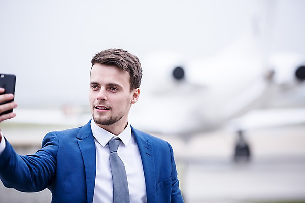 포토 JPG 주간 서양인 남자 비행기 한명 상반신 성인 야외 앞모습 아웃포커스 스마트폰 비즈니스맨 공항 출장 성인남자한명만 국내포토 자연요소 외국인 1 뷰포인트 비즈니스 항공교통 교통시설 대중교통 촬영기법 사람 핸드폰 스마트기기 직장인 남자한명만 성인남자만 파일형식