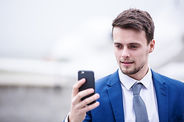 포토 JPG 주간 서양인 남자 비행기 한명 상반신 성인 야외 앞모습 아웃포커스 스마트폰 비즈니스맨 공항 출장 성인남자한명만 국내포토 자연요소 외국인 1 뷰포인트 비즈니스 항공교통 교통시설 대중교통 촬영기법 사람 핸드폰 스마트기기 직장인 남자한명만 성인남자만 파일형식