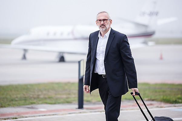 포토 JPG 주간 서양인 노년 남자 비행기 한명 서기 야외 앞모습 아웃포커스 캐리어 비즈니스맨 공항 출장 노인남자한명만 국내포토 자연요소 외국인 1 뷰포인트 비즈니스 항공교통 교통시설 모션 대중교통 촬영기법 사람 성인 여행가방 직장인 남자한명만 노인남자만 파일형식