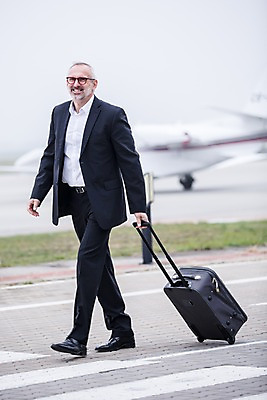 포토 JPG 주간 전신 서양인 노년 남자 비행기 한명 웃음 야외 앞모습 아웃포커스 걷기 캐리어 비즈니스맨 공항 출장 노인남자한명만 국내포토 자연요소 외국인 1 뷰포인트 비즈니스 항공교통 교통시설 모션 대중교통 촬영기법 표정 사람 성인 여행가방 직장인 남자한명만 노인남자만 파일형식