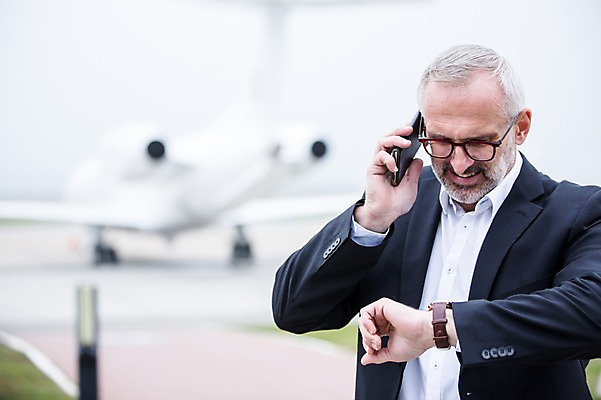 포토 JPG 주간 서양인 노년 남자 비행기 한명 상반신 야외 앞모습 아웃포커스 스마트폰 시간 비즈니스맨 공항 손목시계 출장 통화 노인남자한명만 국내포토 자연요소 외국인 1 뷰포인트 시계 비즈니스 장신구 항공교통 교통시설 모션 대중교통 촬영기법 사람 성인 핸드폰 스마트기기 직장인 남자한명만 노인남자만 파일형식
