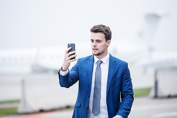 포토 JPG 주간 서양인 남자 비행기 한명 상반신 성인 야외 앞모습 아웃포커스 스마트폰 비즈니스맨 공항 출장 성인남자한명만 국내포토 자연요소 외국인 1 뷰포인트 비즈니스 항공교통 교통시설 대중교통 촬영기법 사람 핸드폰 스마트기기 직장인 남자한명만 성인남자만 파일형식