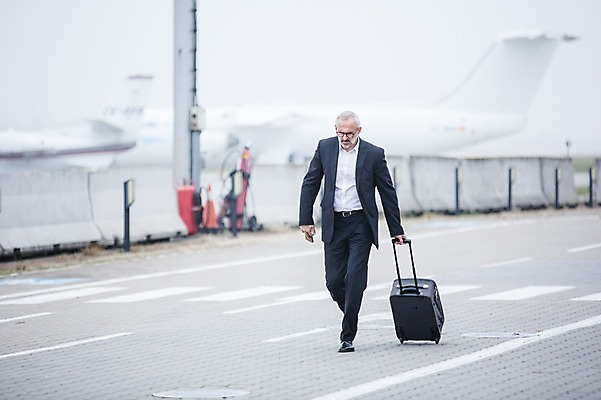 포토 JPG 주간 전신 서양인 노년 남자 비행기 한명 야외 앞모습 아웃포커스 걷기 캐리어 비즈니스맨 공항 출장 노인남자한명만 국내포토 자연요소 외국인 1 뷰포인트 비즈니스 항공교통 교통시설 모션 대중교통 촬영기법 사람 성인 여행가방 직장인 남자한명만 노인남자만 파일형식