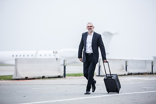 포토 JPG 주간 전신 서양인 노년 남자 비행기 한명 야외 앞모습 아웃포커스 걷기 캐리어 비즈니스맨 공항 출장 노인남자한명만 국내포토 자연요소 외국인 1 뷰포인트 비즈니스 항공교통 교통시설 모션 대중교통 촬영기법 사람 성인 여행가방 직장인 남자한명만 노인남자만 파일형식