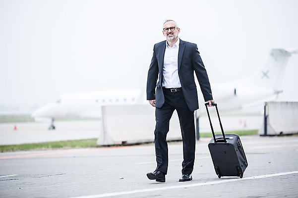 포토 JPG 주간 전신 서양인 노년 남자 비행기 한명 야외 앞모습 아웃포커스 걷기 캐리어 비즈니스맨 공항 출장 노인남자한명만 국내포토 자연요소 외국인 1 뷰포인트 비즈니스 항공교통 교통시설 모션 대중교통 촬영기법 사람 성인 여행가방 직장인 남자한명만 노인남자만 파일형식