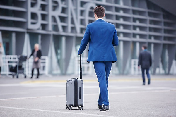 포토 JPG 주간 전신 서양인 여자 남자 성인 야외 뒷모습 아웃포커스 세명 걷기 캐리어 비즈니스맨 비즈니스우먼 공항 출장 성인만 국내포토 자연요소 외국인 뷰포인트 비즈니스 교통시설 모션 촬영기법 사람 여행가방 직장인 파일형식