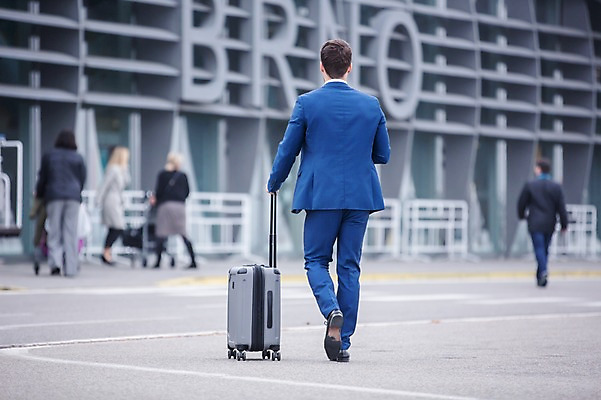 포토 JPG 주간 전신 서양인 여자 남자 여러명 성인 야외 뒷모습 아웃포커스 걷기 캐리어 비즈니스맨 비즈니스우먼 공항 출장 성인만 국내포토 자연요소 외국인 뷰포인트 다수 비즈니스 교통시설 모션 촬영기법 사람 여행가방 직장인 파일형식