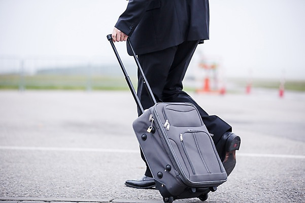 포토 JPG 주간 남자 한명 성인 야외 뒷모습 아웃포커스 걷기 캐리어 하반신 다리 비즈니스맨 공항 출장 성인남자한명만 국내포토 자연요소 1 뷰포인트 비즈니스 교통시설 모션 촬영기법 사람 신체부위 여행가방 직장인 남자한명만 성인남자만 파일형식