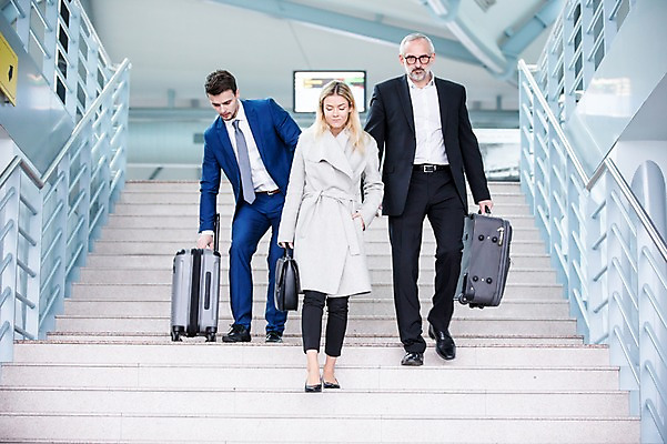 포토 JPG 전신 서양인 여자 노년 남자 서류가방 실내 성인 앞모습 세명 걷기 계단 캐리어 비즈니스맨 비즈니스우먼 공항 동료 출장 공항라운지 성인만 국내포토 외국인 뷰포인트 가방 비즈니스 관계 교통시설 모션 사람 내부 여행가방 직장인 라운지 파일형식