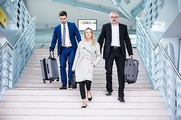 포토 JPG 전신 서양인 여자 노년 남자 서류가방 실내 성인 앞모습 세명 걷기 계단 캐리어 비즈니스맨 비즈니스우먼 공항 동료 출장 공항라운지 성인만 국내포토 외국인 뷰포인트 가방 비즈니스 관계 교통시설 모션 사람 내부 여행가방 직장인 라운지 파일형식