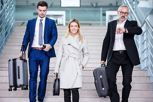 포토 JPG 서양인 여자 노년 남자 서류가방 실내 웃음 성인 앞모습 세명 걷기 계단 캐리어 시간 비즈니스맨 비즈니스우먼 공항 손목시계 동료 출장 공항라운지 성인만 국내포토 외국인 뷰포인트 시계 가방 비즈니스 장신구 관계 교통시설 모션 표정 사람 내부 여행가방 직장인 라운지 파일형식