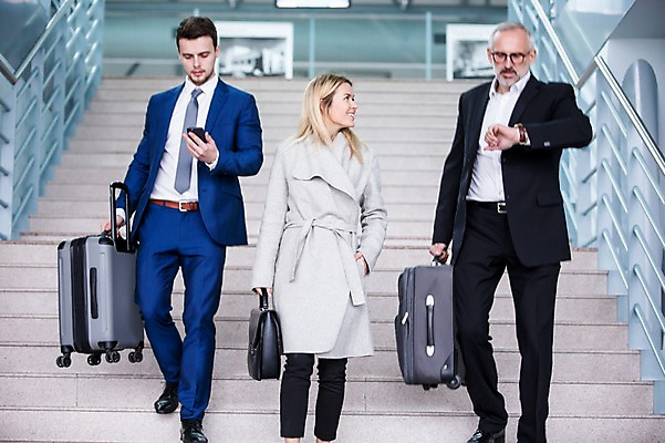 포토 JPG 서양인 여자 노년 남자 서류가방 실내 성인 앞모습 세명 걷기 계단 캐리어 시간 비즈니스맨 비즈니스우먼 공항 손목시계 동료 출장 공항라운지 성인만 국내포토 외국인 뷰포인트 시계 가방 비즈니스 장신구 관계 교통시설 모션 사람 내부 여행가방 직장인 라운지 파일형식