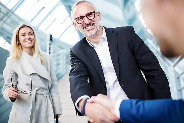 포토 JPG 서양인 여자 노년 남자 악수 실내 웃음 상반신 성인 앞모습 뒷모습 아웃포커스 세명 비즈니스맨 비즈니스우먼 공항 동료 출장 공항라운지 성인만 국내포토 외국인 뷰포인트 비즈니스 관계 교통시설 촬영기법 표정 사람 손짓 내부 직장인 라운지 파일형식