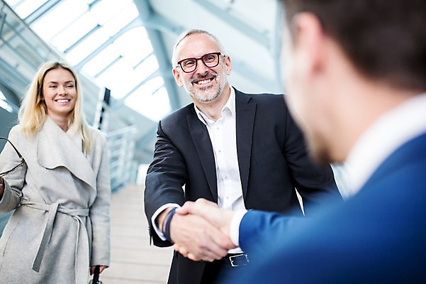 포토 JPG 서양인 여자 노년 남자 악수 실내 웃음 상반신 성인 앞모습 뒷모습 아웃포커스 세명 비즈니스맨 비즈니스우먼 공항 동료 출장 공항라운지 성인만 국내포토 외국인 뷰포인트 비즈니스 관계 교통시설 촬영기법 표정 사람 손짓 내부 직장인 라운지 파일형식