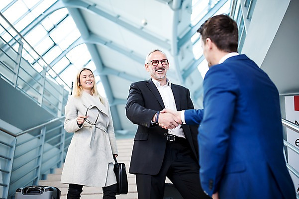 포토 JPG 서양인 여자 노년 남자 악수 실내 웃음 상반신 성인 앞모습 뒷모습 아웃포커스 세명 계단 캐리어 비즈니스맨 비즈니스우먼 공항 동료 출장 공항라운지 성인만 국내포토 외국인 뷰포인트 비즈니스 관계 교통시설 촬영기법 표정 사람 손짓 내부 여행가방 직장인 라운지 파일형식