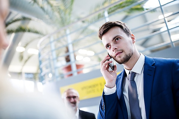 포토 JPG 서양인 응시 남자 실내 상반신 성인 앞모습 아웃포커스 세명 스마트폰 비즈니스맨 공항 출장 통화 공항라운지 성인남자만 국내포토 외국인 시선 뷰포인트 비즈니스 교통시설 모션 촬영기법 사람 내부 핸드폰 스마트기기 직장인 라운지 남자만 성인만 파일형식
