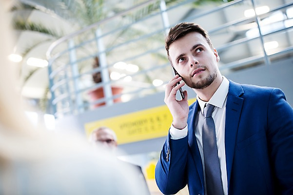 포토 JPG 서양인 응시 남자 실내 상반신 성인 앞모습 아웃포커스 세명 스마트폰 비즈니스맨 공항 출장 통화 공항라운지 성인남자만 국내포토 외국인 시선 뷰포인트 비즈니스 교통시설 모션 촬영기법 사람 내부 핸드폰 스마트기기 직장인 라운지 남자만 성인만 파일형식