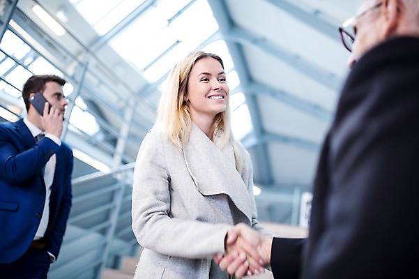 포토 JPG 서양인 여자 노년 남자 악수 실내 웃음 상반신 성인 아웃포커스 세명 비즈니스맨 비즈니스우먼 공항 동료 출장 통화 공항라운지 성인만 국내포토 외국인 비즈니스 관계 교통시설 모션 촬영기법 표정 사람 손짓 내부 직장인 라운지 파일형식