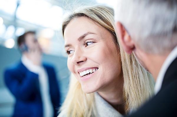 포토 JPG 서양인 여자 노년 남자 실내 웃음 상반신 성인 뒷모습 아웃포커스 세명 비즈니스맨 비즈니스우먼 공항 출장 공항라운지 성인만 국내포토 외국인 뷰포인트 비즈니스 교통시설 촬영기법 표정 사람 내부 직장인 라운지 파일형식