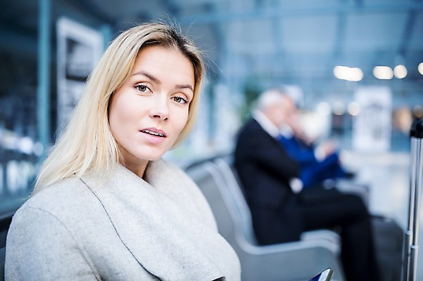 포토 JPG 서양인 여자 노년 남자 실내 앉기 상반신 성인 옆모습 아웃포커스 세명 비즈니스맨 비즈니스우먼 공항 출장 공항라운지 성인만 국내포토 외국인 뷰포인트 비즈니스 교통시설 모션 촬영기법 사람 내부 직장인 라운지 파일형식