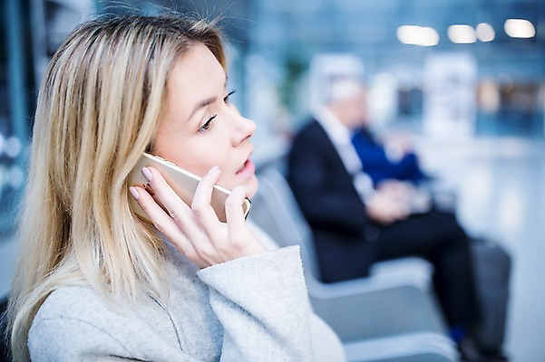 포토 JPG 서양인 여자 남자 의자 실내 앉기 상반신 성인 두명 옆모습 아웃포커스 스마트폰 비즈니스맨 비즈니스우먼 공항 출장 통화 공항라운지 성인만 국내포토 외국인 뷰포인트 가구 비즈니스 교통시설 모션 촬영기법 사람 내부 핸드폰 스마트기기 직장인 라운지 파일형식