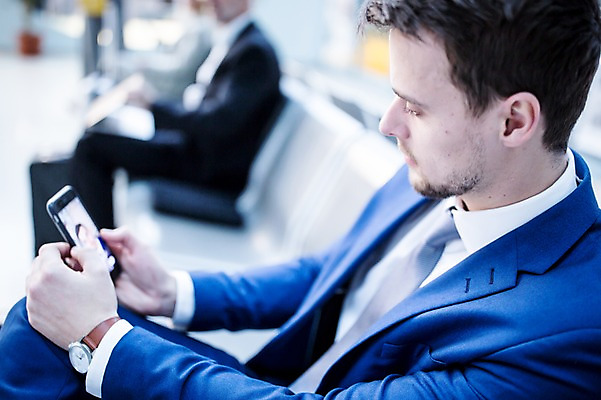 포토 JPG 서양인 남자 의자 실내 앉기 상반신 성인 옆모습 아웃포커스 세명 스마트폰 비즈니스맨 공항 출장 공항라운지 성인남자만 국내포토 외국인 뷰포인트 가구 비즈니스 교통시설 모션 촬영기법 사람 내부 핸드폰 스마트기기 직장인 라운지 남자만 성인만 파일형식