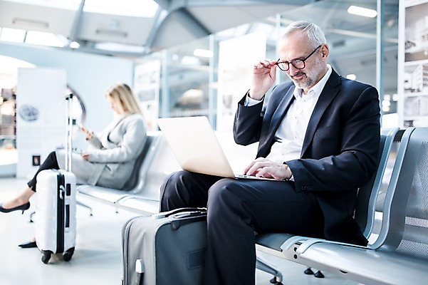 포토 JPG 서양인 여자 노년 남자 의자 실내 앉기 성인 두명 앞모습 아웃포커스 노트북 캐리어 비즈니스맨 비즈니스우먼 공항 출장 공항라운지 성인만 국내포토 외국인 뷰포인트 가구 비즈니스 교통시설 모션 촬영기법 사람 내부 전자제품 여행가방 직장인 라운지 파일형식