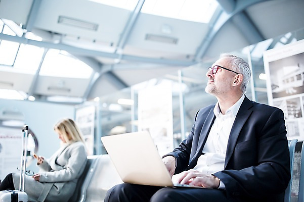 포토 JPG 서양인 응시 여자 노년 남자 의자 실내 앉기 성인 두명 앞모습 아웃포커스 노트북 캐리어 비즈니스맨 비즈니스우먼 공항 출장 공항라운지 성인만 국내포토 외국인 시선 뷰포인트 가구 비즈니스 교통시설 모션 촬영기법 사람 내부 전자제품 여행가방 직장인 라운지 파일형식