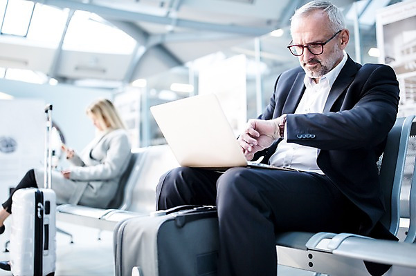 포토 JPG 서양인 여자 노년 남자 의자 실내 앉기 성인 두명 앞모습 아웃포커스 노트북 캐리어 시간 비즈니스맨 비즈니스우먼 공항 손목시계 출장 공항라운지 성인만 국내포토 외국인 뷰포인트 시계 가구 비즈니스 장신구 교통시설 모션 촬영기법 사람 내부 전자제품 여행가방 직장인 라운지 파일형식