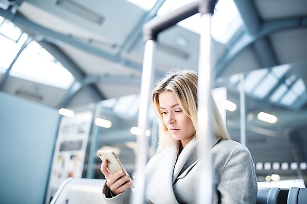 포토 JPG 서양인 여자 의자 실내 한명 상반신 성인 앞모습 아웃포커스 스마트폰 캐리어 비즈니스우먼 공항 출장 공항라운지 성인여자한명만 국내포토 외국인 1 뷰포인트 가구 비즈니스 교통시설 촬영기법 사람 내부 핸드폰 스마트기기 여행가방 직장인 라운지 여자한명만 성인여자만 파일형식