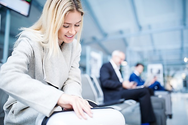 포토 JPG 서양인 여자 노년 남자 의자 실내 웃음 앉기 상반신 성인 아웃포커스 세명 캐리어 비즈니스맨 비즈니스우먼 공항 출장 공항라운지 성인만 국내포토 외국인 가구 비즈니스 교통시설 모션 촬영기법 표정 사람 내부 여행가방 직장인 라운지 파일형식