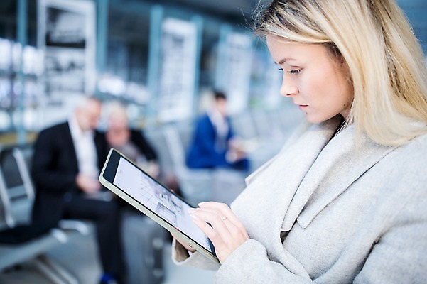 포토 JPG 서양인 여자 노년 남자 의자 실내 여러명 상반신 성인 옆모습 아웃포커스 태블릿 비즈니스맨 비즈니스우먼 공항 출장 공항라운지 국내포토 외국인 뷰포인트 가구 다수 비즈니스 교통시설 촬영기법 사람 내부 전자제품 스마트기기 직장인 라운지 파일형식