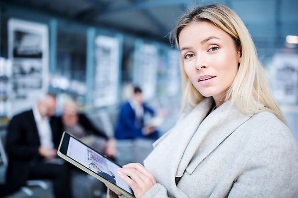 포토 JPG 서양인 여자 노년 남자 의자 실내 여러명 상반신 성인 앞모습 아웃포커스 태블릿 비즈니스맨 비즈니스우먼 공항 출장 공항라운지 국내포토 외국인 뷰포인트 가구 다수 비즈니스 교통시설 촬영기법 사람 내부 전자제품 스마트기기 직장인 라운지 파일형식