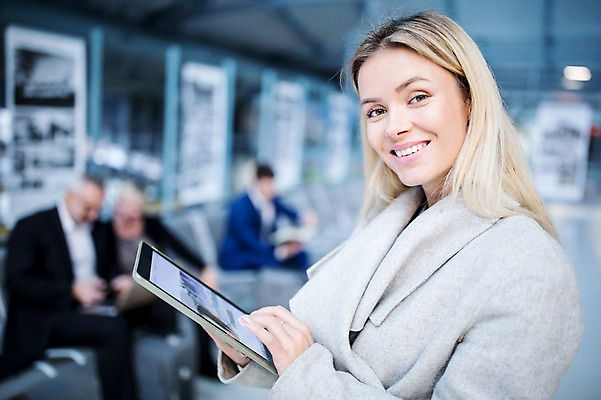 포토 JPG 서양인 여자 노년 남자 의자 실내 웃음 여러명 상반신 성인 앞모습 아웃포커스 태블릿 비즈니스맨 비즈니스우먼 공항 출장 공항라운지 국내포토 외국인 뷰포인트 가구 다수 비즈니스 교통시설 촬영기법 표정 사람 내부 전자제품 스마트기기 직장인 라운지 파일형식