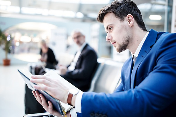 포토 JPG 서양인 노년 남자 의자 실내 상반신 성인 옆모습 아웃포커스 세명 다이어리 비즈니스맨 공항 출장 공항라운지 성인남자만 국내포토 외국인 뷰포인트 가구 비즈니스 교통시설 촬영기법 사람 내부 사무용품 직장인 라운지 남자만 성인만 파일형식